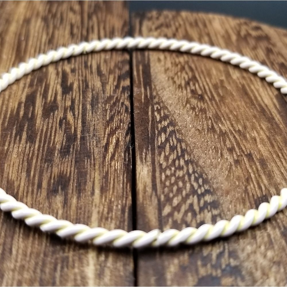 White twist wireβbracelet B935
